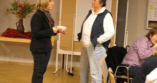 Elisabeth mit Frau von Spiczack im Gespräch