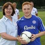 Corina mit dem Spielführer der U23 Jan Niclas Bräunling bei der Siegerehrung