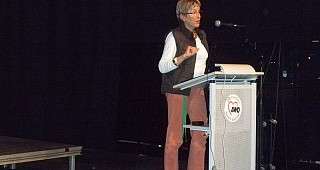 Frau von Ondarza hält ihren Vortrag