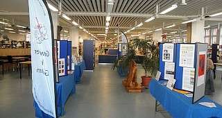 Informationen auf 4 grossen Tischen