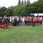 Die Mannschaften lauschen den Grussworten