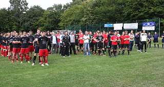 Die Mannschaften lauschen den Grussworten