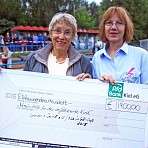 Frau von Ondarza freut sich über 1.900 Euro (Foto: P. Nawe)