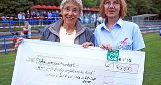 Frau von Ondarza freut sich über 1.900 Euro (Foto: P. Nawe)