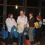 Inge + Elisabeth mit Interessierten im Gespräch