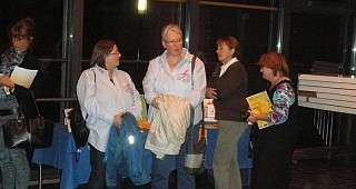 Inge + Elisabeth mit Interessierten im Gespräch