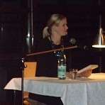 Sarah liest aus ihrem Buch