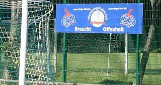 die Plane in ihrem neuen Umfeld