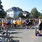 Alle Läufer und Walker warten auf den Start