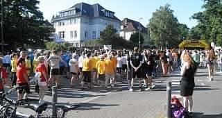 Alle Läufer und Walker warten auf den Start