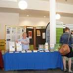 Renate zeigt Infomaterial