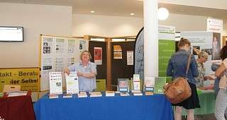 Renate zeigt Infomaterial