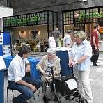 Dr. Margraf und Renate im Gespräch mit Interessierten