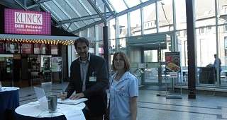 Dr. Laufs ist auch da um als Ansprechpartner zur Verfügung zu stehen Dr. Laufs ist auch da um als Ansprechpartner zur Verfügung zu stehen