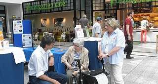 Dr. Margraf und Renate im Gespräch mit Interessierten Dr. Margraf und Renate im Gespräch mit Interessierten