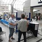 Elisabeth im Gespräch mit Interessierten