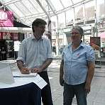 Elisabeth tauscht sich mit Dr. Margraf aus