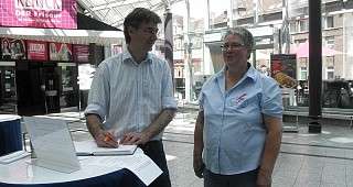 Elisabeth tauscht sich mit Dr. Margraf aus Elisabeth tauscht sich mit Dr. Margraf aus