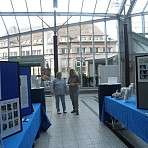 Renate und Tina erschöpft vom Aufbau