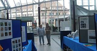 Renate und Tina erschöpft vom Aufbau Renate und Tina erschöpft vom Aufbau