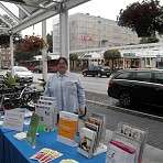 Inge steht bereit für Fragen Interessierter