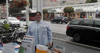 Inge steht bereit für Fragen Interessierter