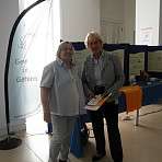 Renate im Gespräch mit einer Interessierten