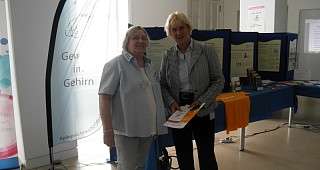 Renate im Gespräch mit einer Interessierten