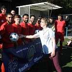 ein Spieler nimmt den Ball entgegen