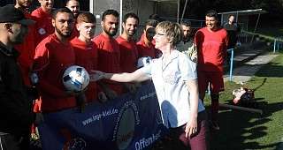 ein Spieler nimmt den Ball entgegen