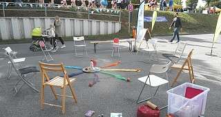 die Mitmach Aktion "Yoga auf Stühlen" ist fertig aufgebaut die Mitmach Aktion "Yoga auf Stühlen" ist fertig aufgebaut