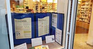 mit Büchern und Hinweistafeln