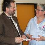 Elisabeth im Gespräch mit einem Lehrer