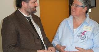 Elisabeth im Gespräch mit einem Lehrer