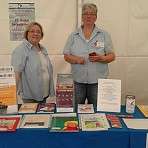 Renate und Elisabeth sind bereit zum Gespräch mit Interessierten