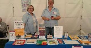 Renate und Elisabeth sind bereit zum Gespräch mit Interessierten