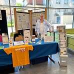Elisabeth am Stand