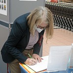 Fr.Brombacher schreibt ins Gaestebuch