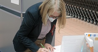 Fr.Brombacher schreibt ins Gaestebuch